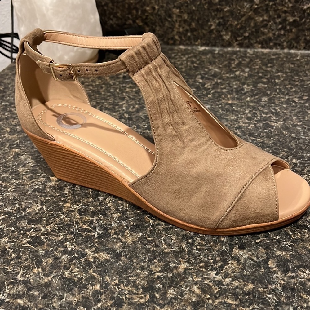 𝅺KEDZIE peep-toe 2 1/5” wedge heel. Taupe